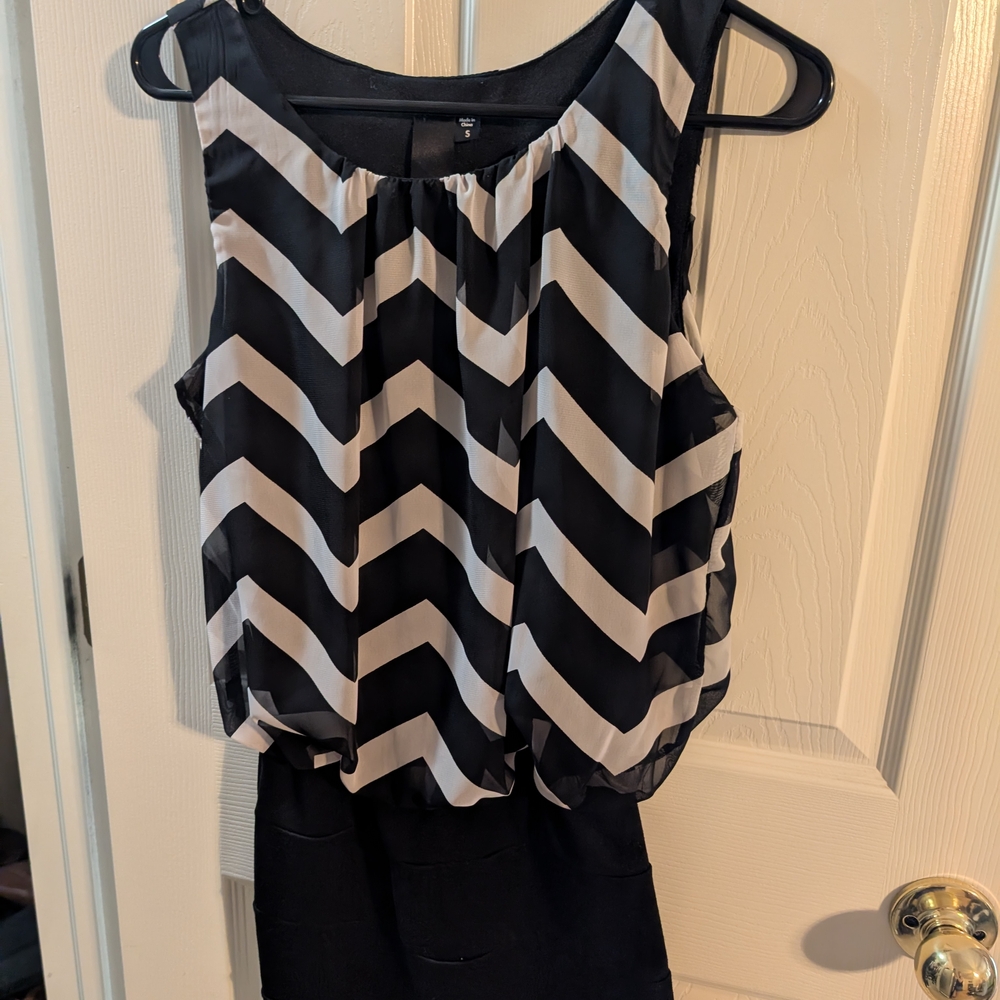 Chevron Patterned Black and White Sleeveless Top
